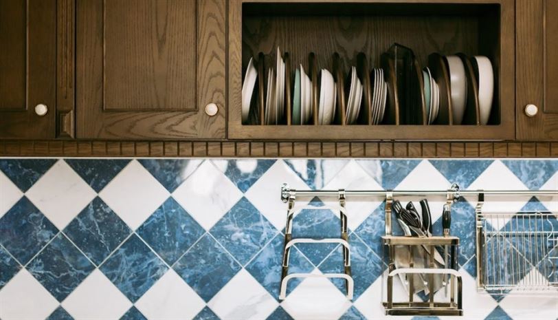 Vamoose's Quick Tip: The Best Way to Clean Wooden Kitchen Cupboards